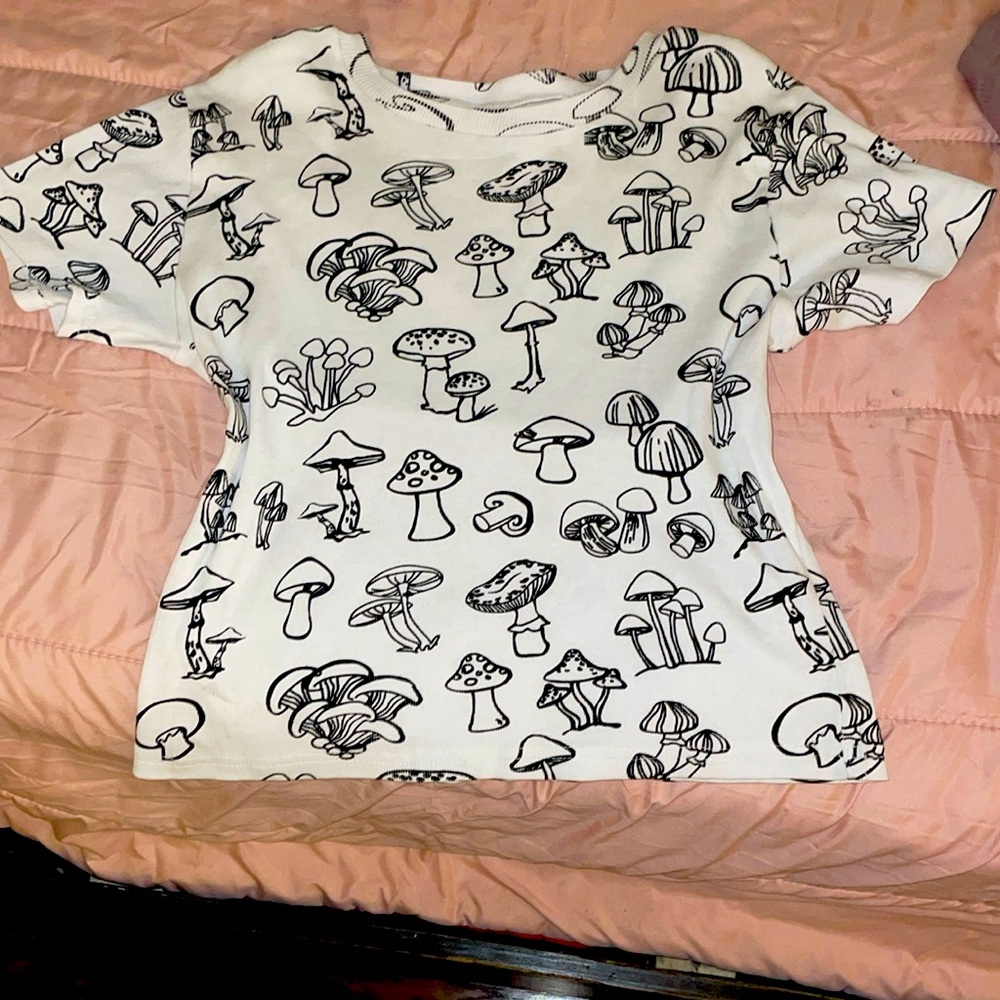 White shirt with mushroom decoration, long size